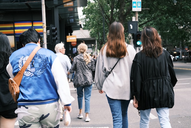 街で知り合いを見たら気付かないふりをする人の心理とは？その理由と上手な対処法