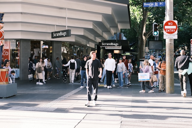 街で知り合いを見たら気付かないふりをする人の心理とは？その理由と上手な対処法